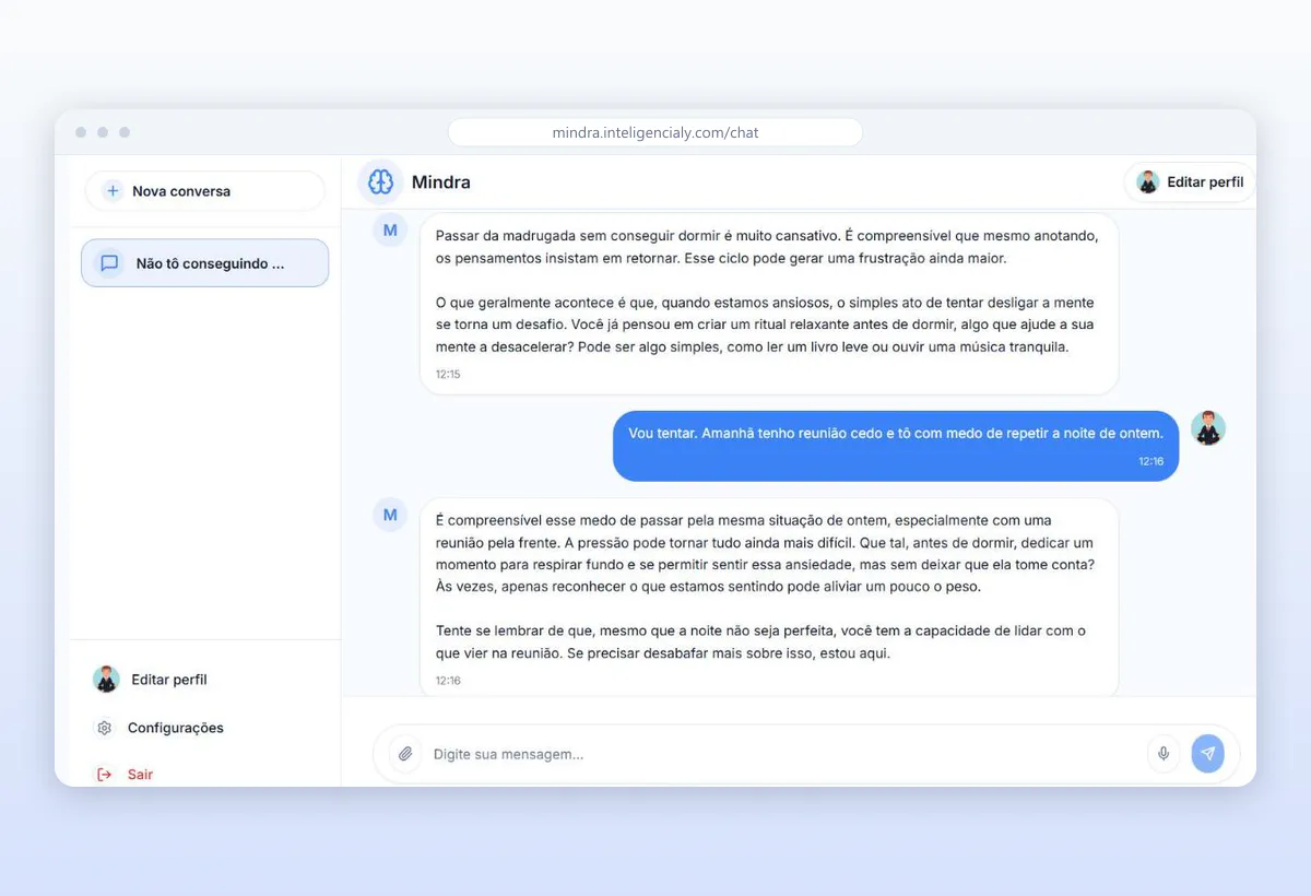 A mesma conversa aberta no navegador, com a lista de conversas ao lado e o campo de mensagem embaixo